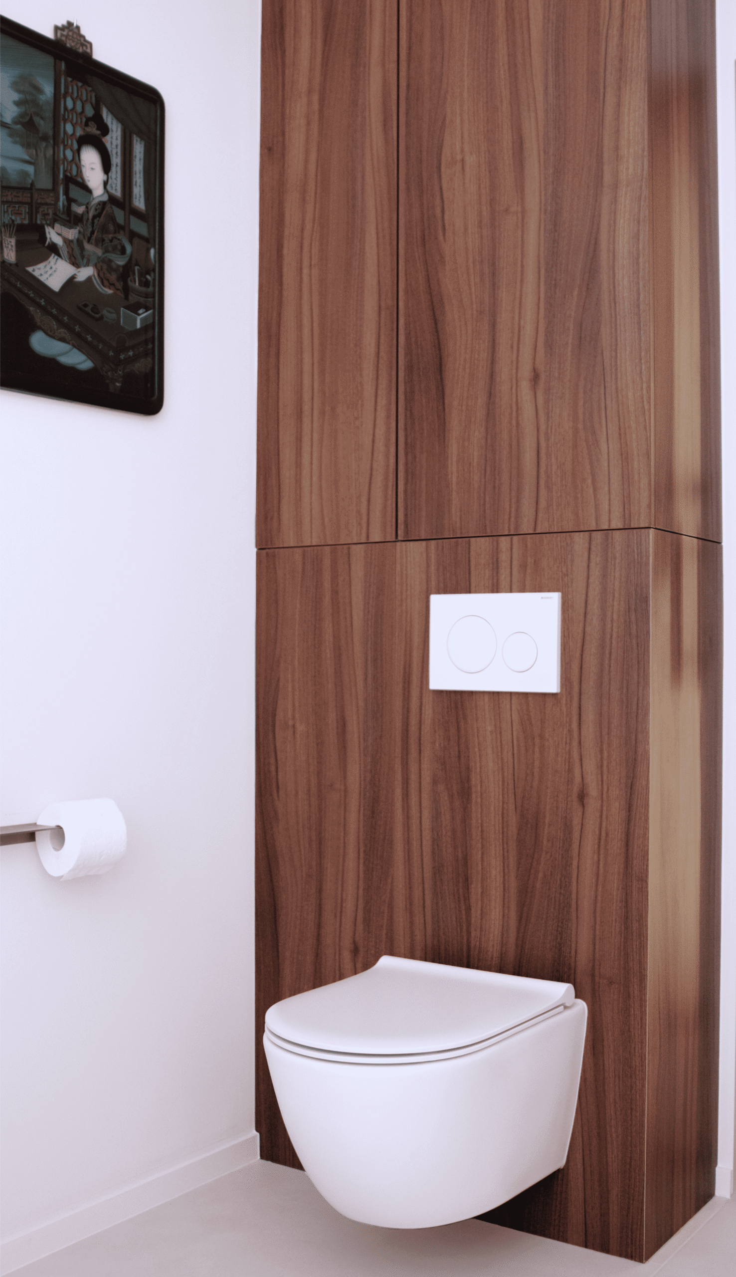 WC suspendu avec meuble sur mesure en bois noyer, appartement rénové à Liège