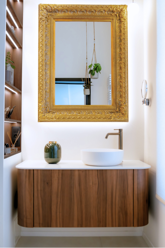 Meuble salle de bain sur mesure en bois et vasque blanche, miroir doré baroque - Liège