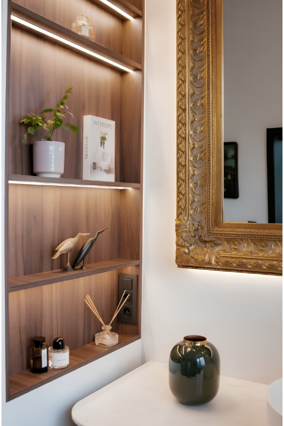 Niche murale en bois avec éclairage intégré et miroir doré baroque, salle de bain à Liège